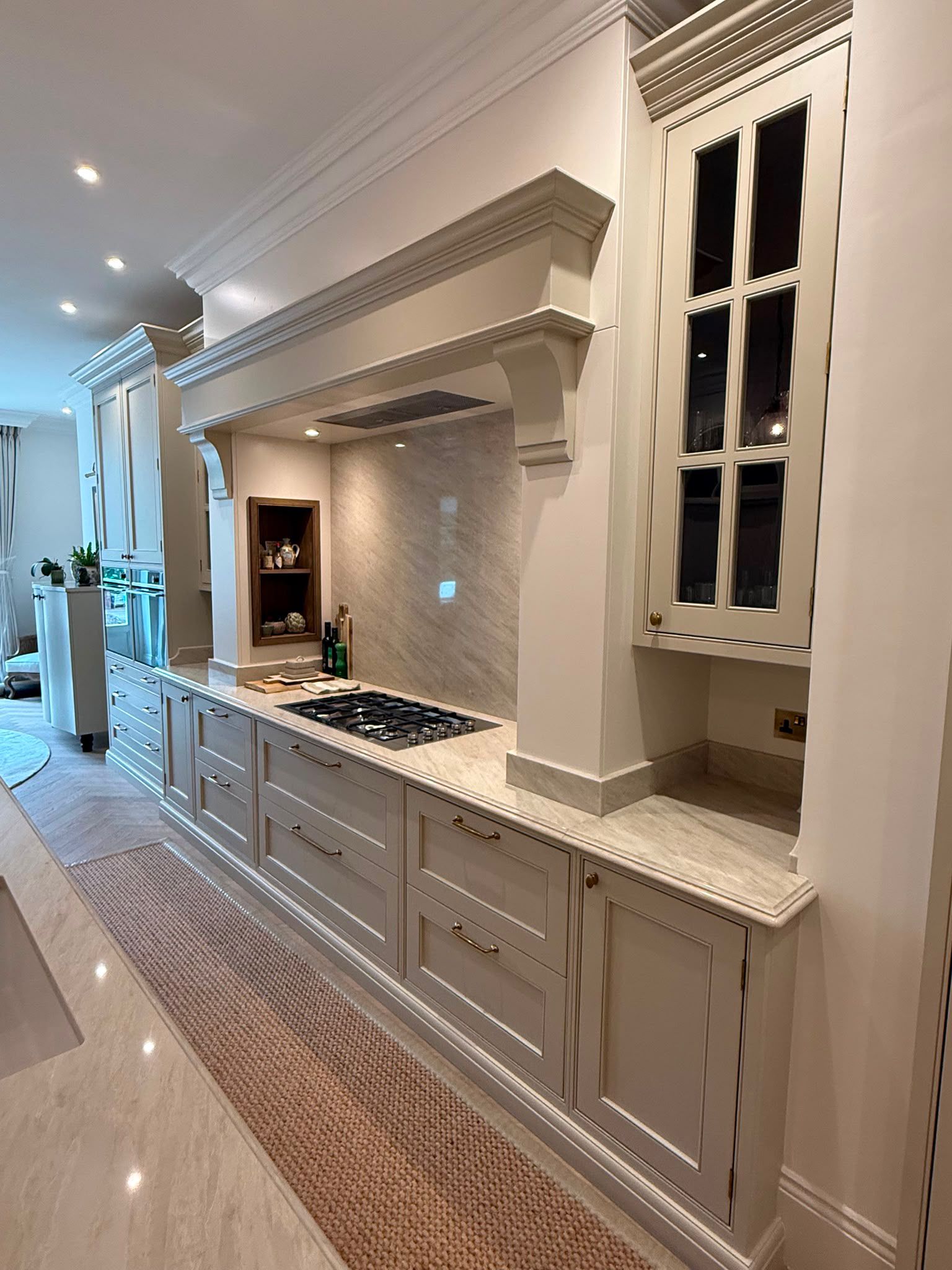 Taj Mahal quartz hob run, upstands and full-height splashback